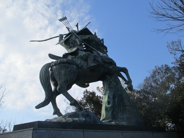 義経騎馬像の『裏側』